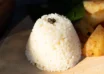 Zdrava hrana povrće i topli čaj s medom za bolji san i raspoloženje